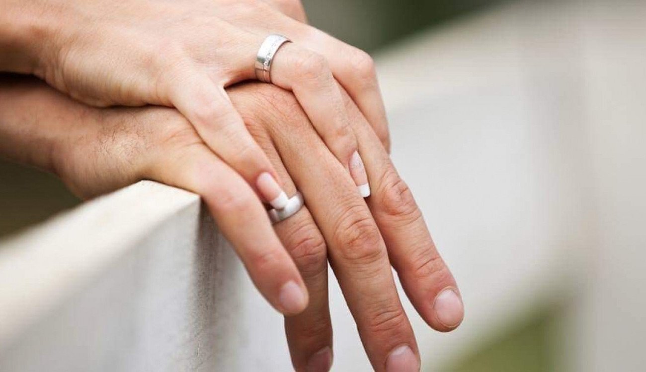 К чему снится обручальное кольцо мужа. Обручальное кольцо. Кольца обручальные классические на руке. Обручальное кольцо на пальце. Мужские обручальные кольца на руке.